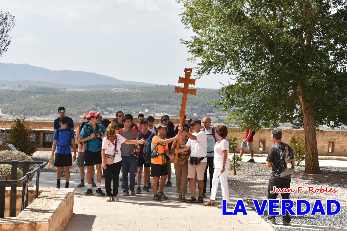 Una veintena de jóvenes peregrinan caminando hasta la basílica de la Vera Cruz