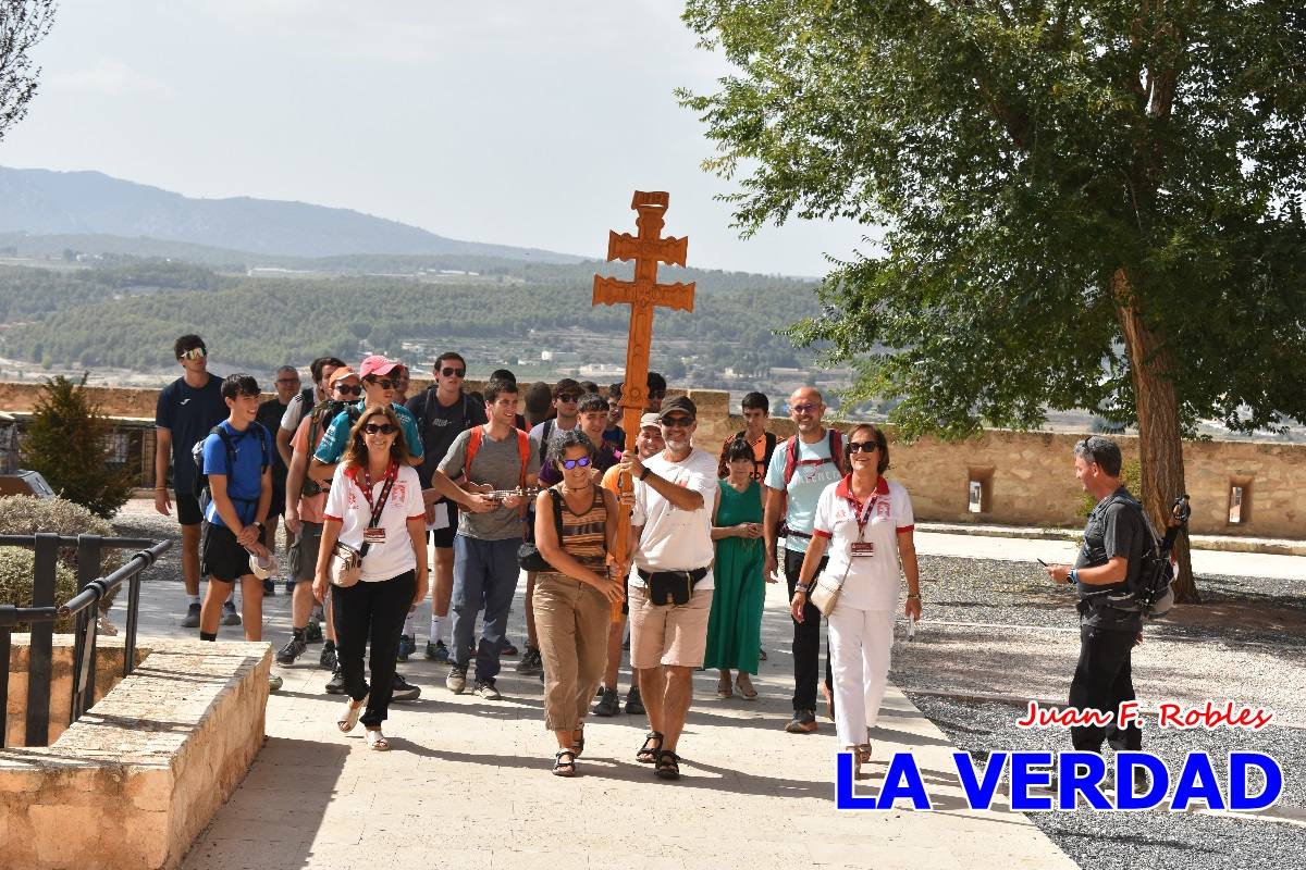 Una veintena de jóvenes peregrinan caminando hasta la basílica de la Vera Cruz