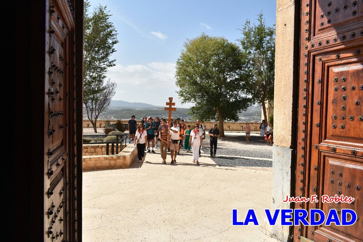 Una veintena de jóvenes peregrinan caminando hasta la basílica de la Vera Cruz