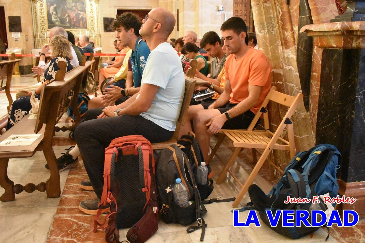 Una veintena de jóvenes peregrinan caminando hasta la basílica de la Vera Cruz