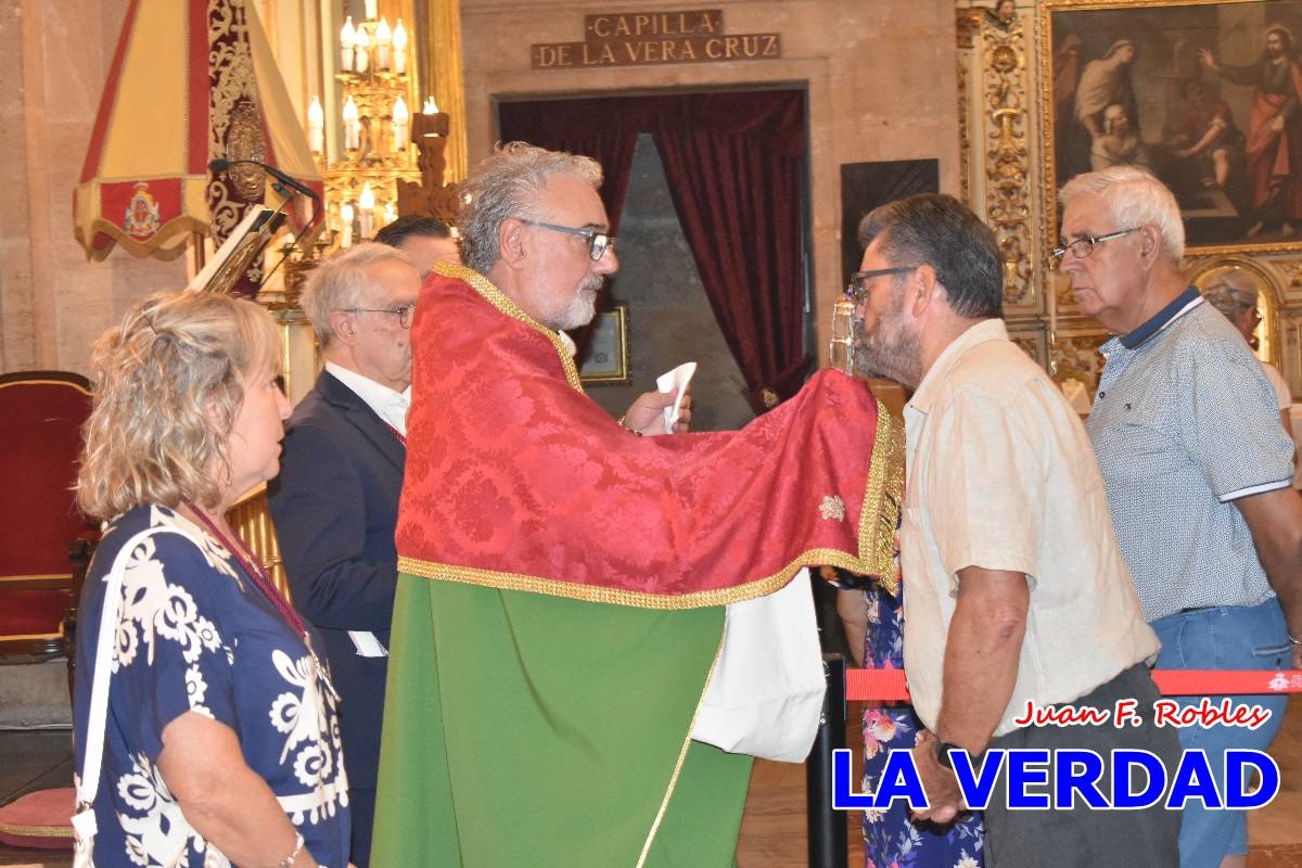 Una veintena de jóvenes peregrinan caminando hasta la basílica de la Vera Cruz