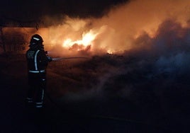 Imagen del incendio facilitada por los bomberos del CEIS.