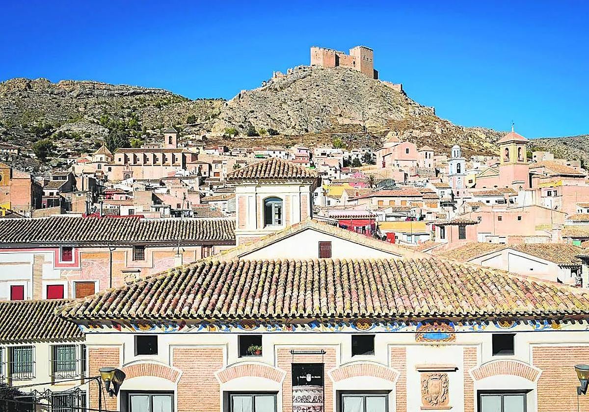 Vista panorámica del casco histórico de Mula desde la plaza de Abastos, con el Castillo del Marqués de Los Vélez al fondo.