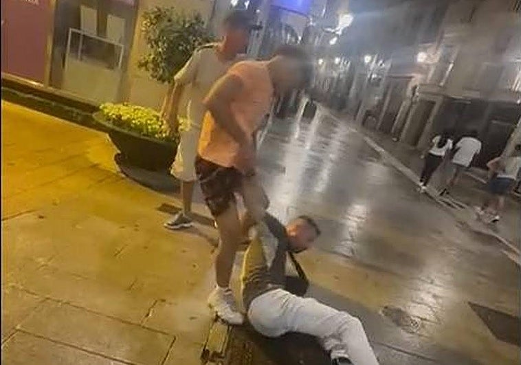 Imagen del momento de la agresión y robo al viandante.