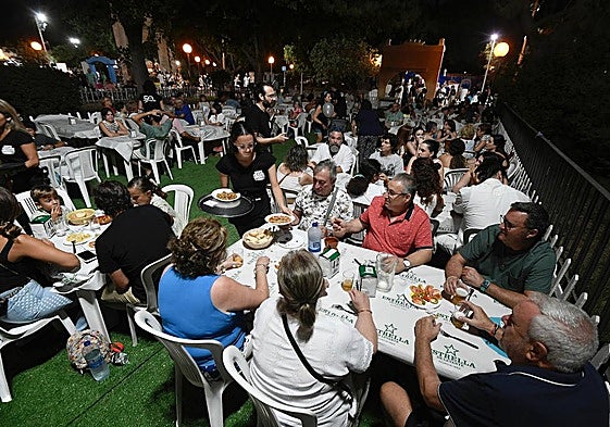 Comensales en un huerto del Malecón, lleno casi desde primera hora.