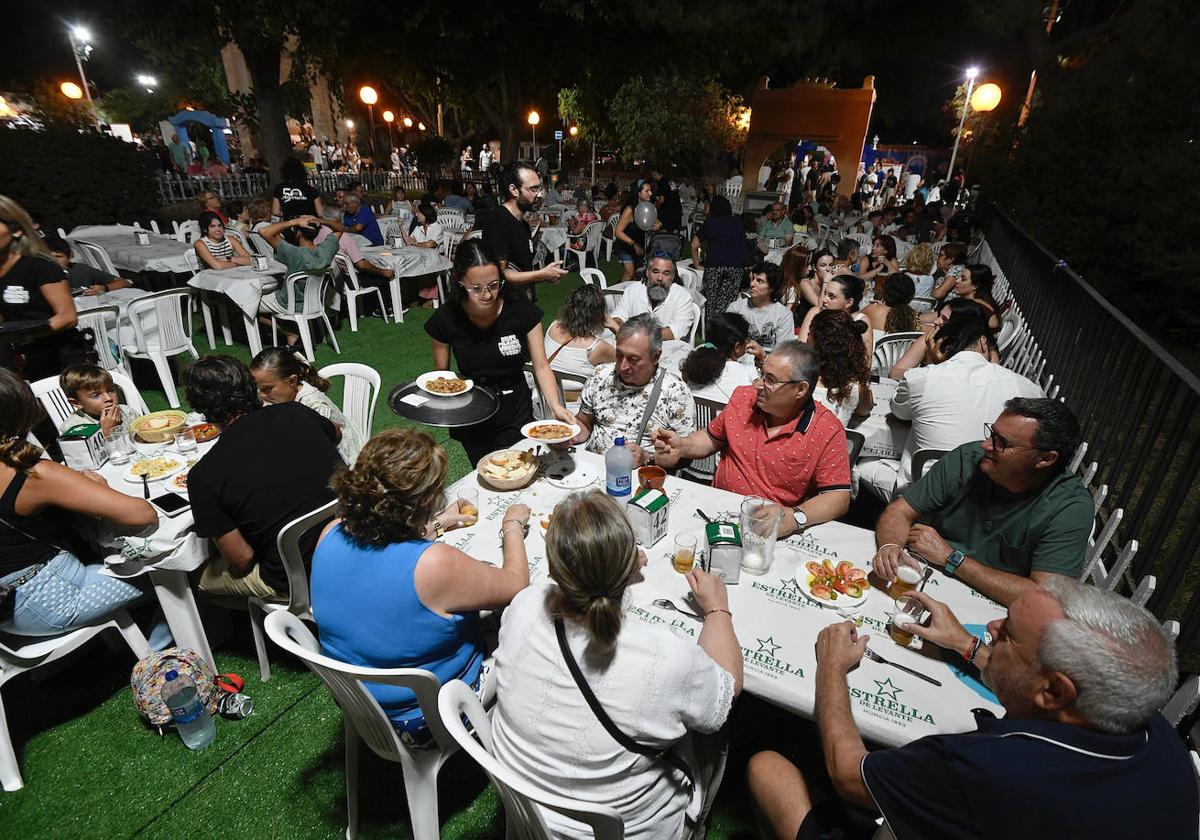 Comensales en un huerto del Malecón, lleno casi desde primera hora.