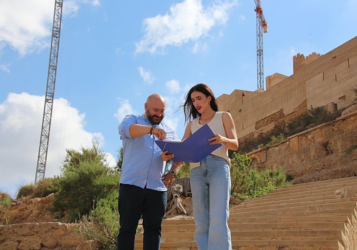 El concejal Ginés José Muñoz y la alcaldesa María Cánovas, a los pies del castillo de Alhama de Murcia.