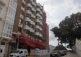 Un grupo de obreros trabaja en la rehabilitación de la fachada de un edificio ubicado en la calle General Ordóñez, en la subida a la Muralla del Mar.