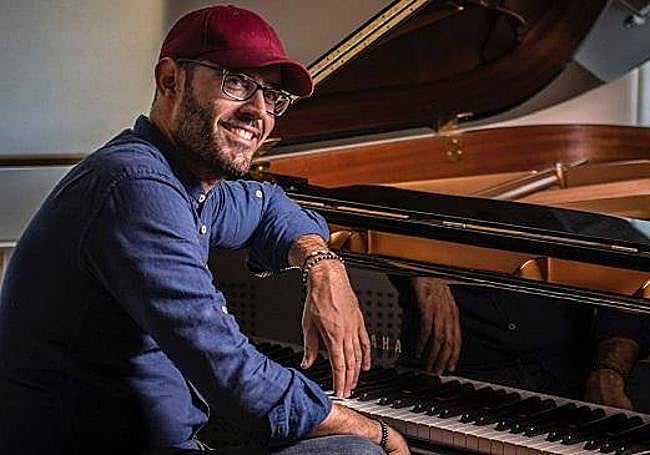 Borja Niso. El músico interpreta un tributo a Ludovico Einaudi.