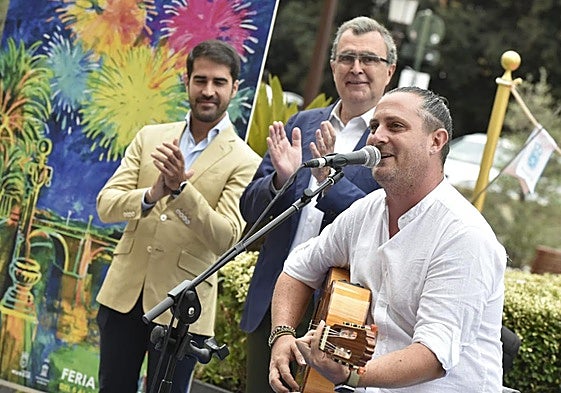 Antonio Micol interpreta la canción himno dedicada a la Feria de Murcia.