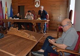 El alcalde, Tomás Rubio, presidiendo el pleno, y Pascual Lucas, exalcalde, en la bancada de la oposición