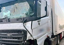 El camión que chocó contra la furgoneta.