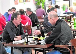 Dos hombre comen en un restaurante.