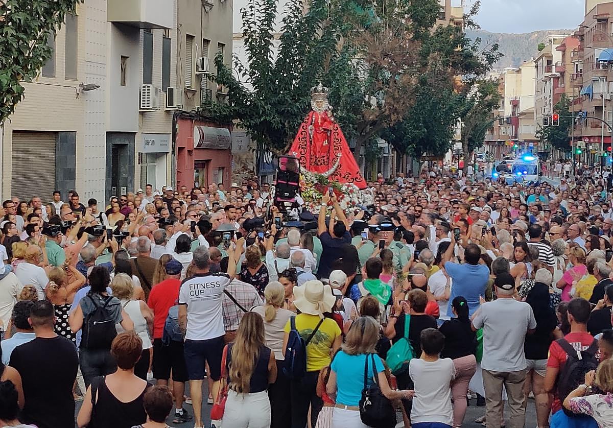 La Virgen de la Fuensanta, este jueves, en el barrio del Carmen de Murcia.