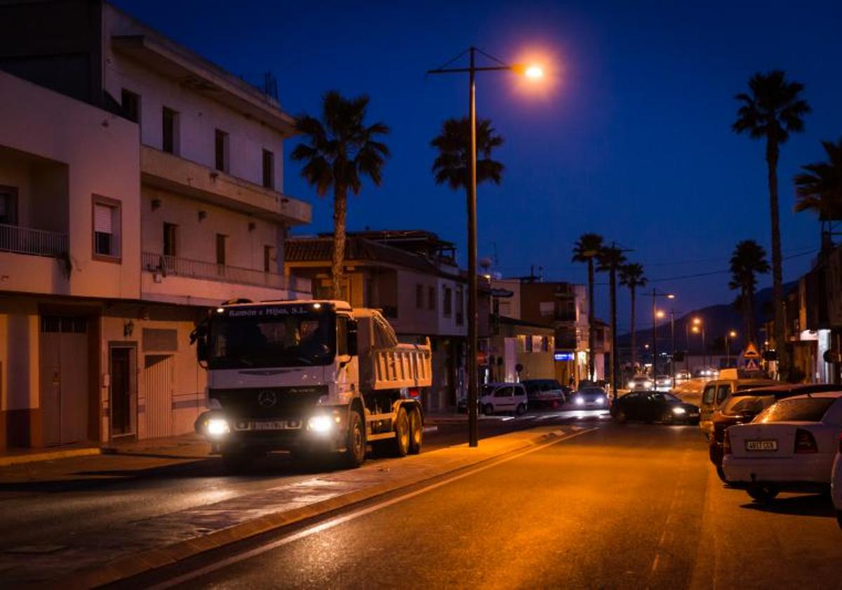 Cambio de luminarias en una avenida de La Murada.