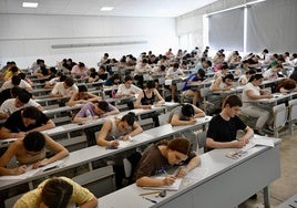 Alumnos se examian de la Ebau en una imagen de archivo