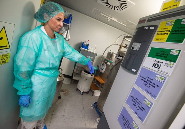 Ana María García, que dirigirá la fabricación de CAR-T, en la sala blanca.