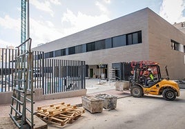 Un obrero retiraba, ayer, restos de material de obra del nuevo colegio Inmaculada.