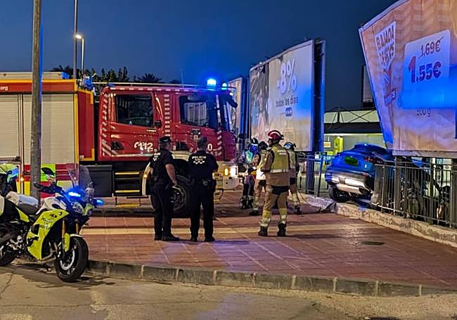 Policía Local de Murcia y Bomberos en el lugar del accidente.