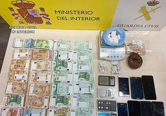 La droga y los objetos incautados.