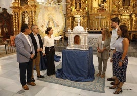 Miembros de la directiva del Paso Azul y concejales ante el nuevo sagrario de la iglesia de San Francisco.