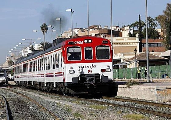 Un tren de Cercanías saliendo de la estación del Carmen, en una imagen de archivo.