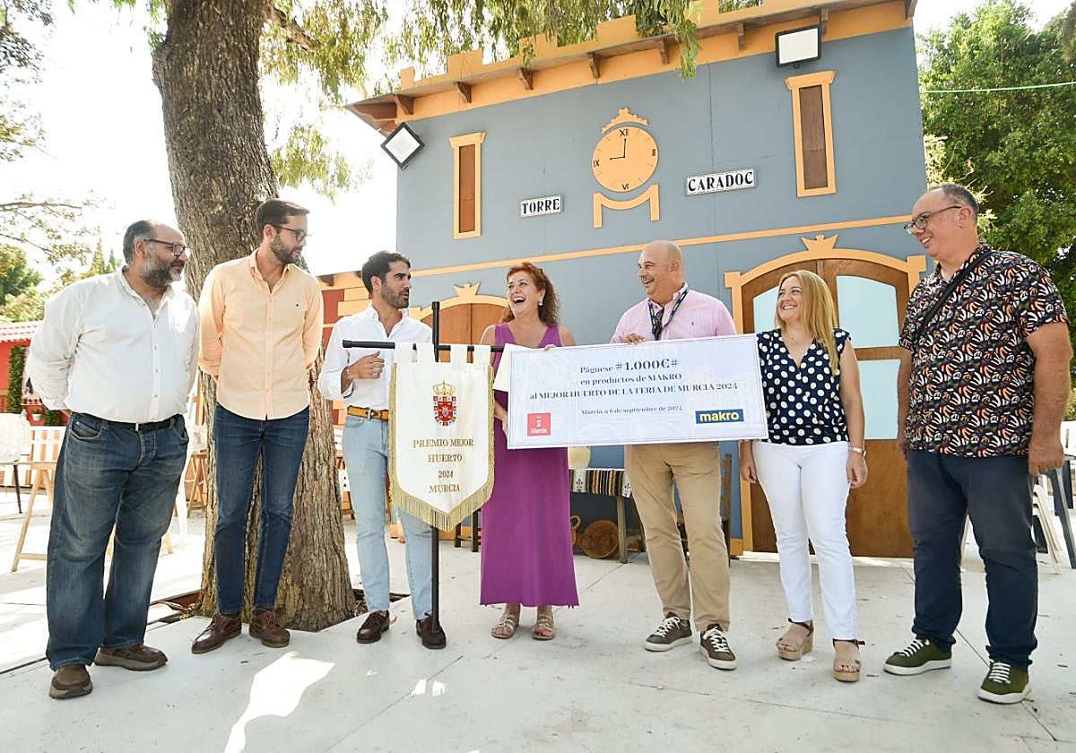 Las representantes de la peña ganadora, con el edil, los miembros del jurado y el patrocinador.