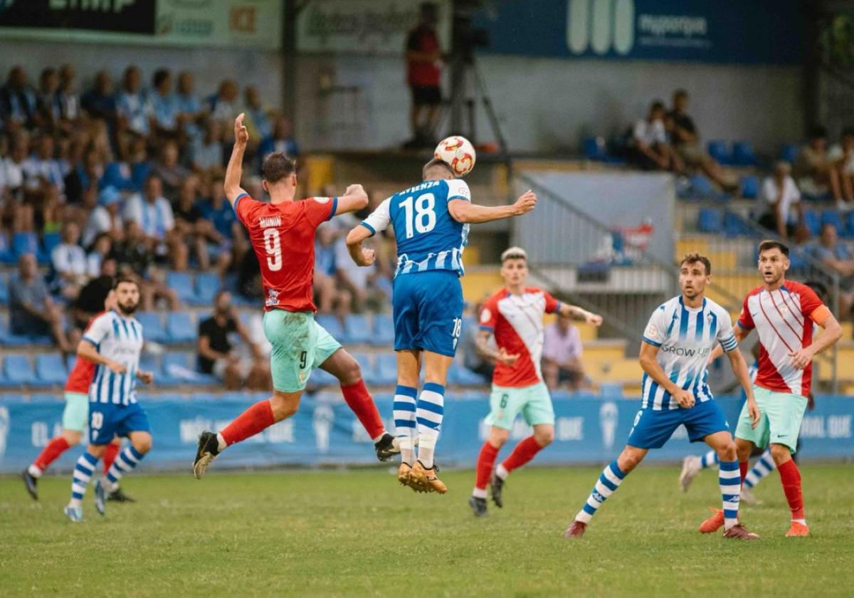 Atienza, central y uno de los fichajes del Alcoyano esta temporada, despeja un balón de cabeza en El Collao en el partido de la primera jornada ante el Algeciras.