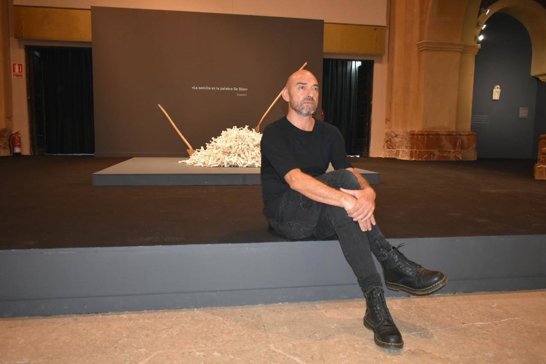 La Compañía acoge la exposición de«Los asomados» de Lidó Rico