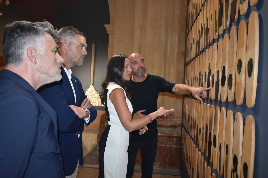 La Compañía acoge la exposición de«Los asomados» de Lidó Rico