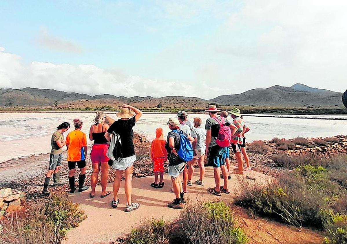 Imagen principal - Participantes en la cosecha, en el Parque Regional de Calblanque | Un grupo de niños, en una visita a las salinas de Marchamalo.