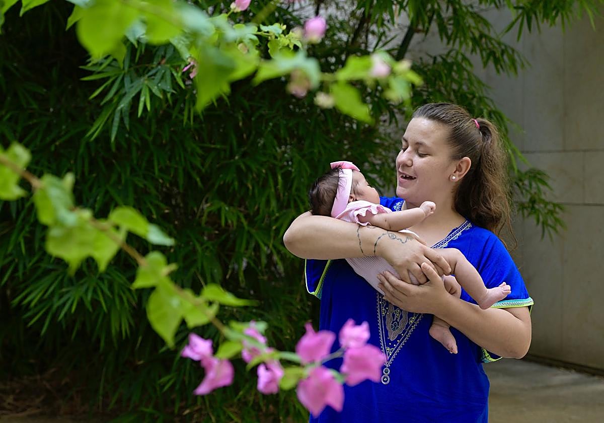Tania juega con Yassmin la semana pasada, en La Arrixaca.
