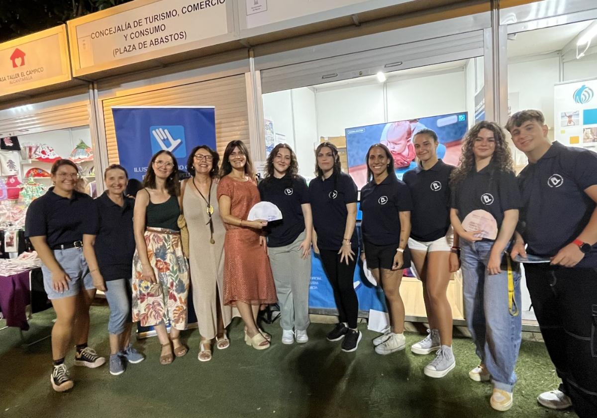 Ángeles Fernández, decana del CoFiRM (5i), en el estand informativo del órgano colegial ubicado en los Huertos del Malecón.