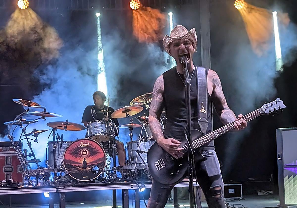 Manu Reyes, a la batería, y el cantante Carlos Escobedo, este sábado, durante el concierto de Sôber en Molina de Segura.