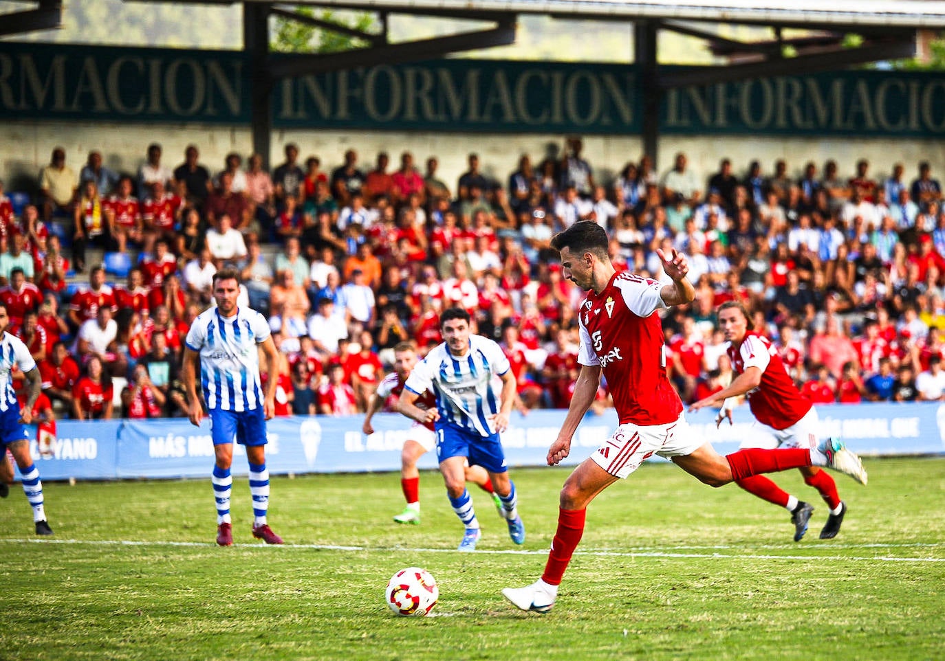 La victoria del Real Murcia frente al Alcoyano, en imágenes