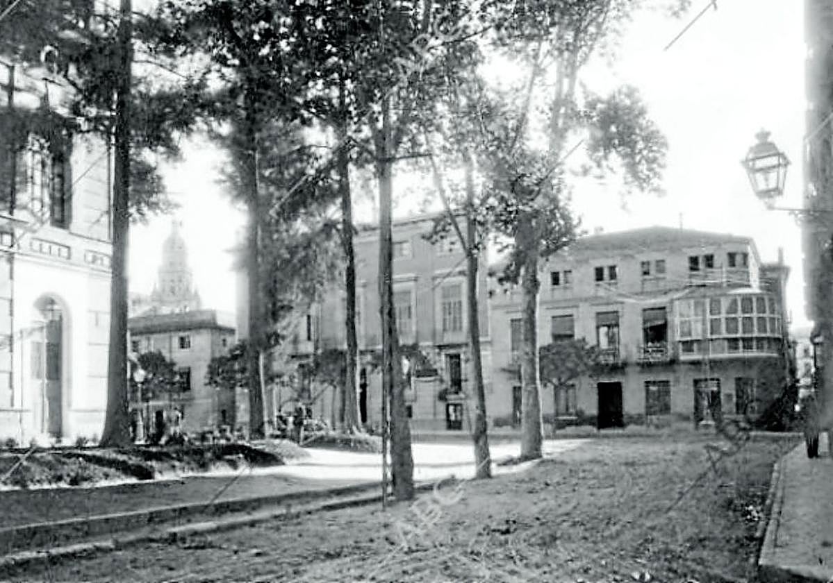 En 1924. Inédita fotografía de la plaza del Teatro Romea firmada por Mateo y publicada en el diario 'ABC' el mismo año que hizo las previsiones René Hervouin.