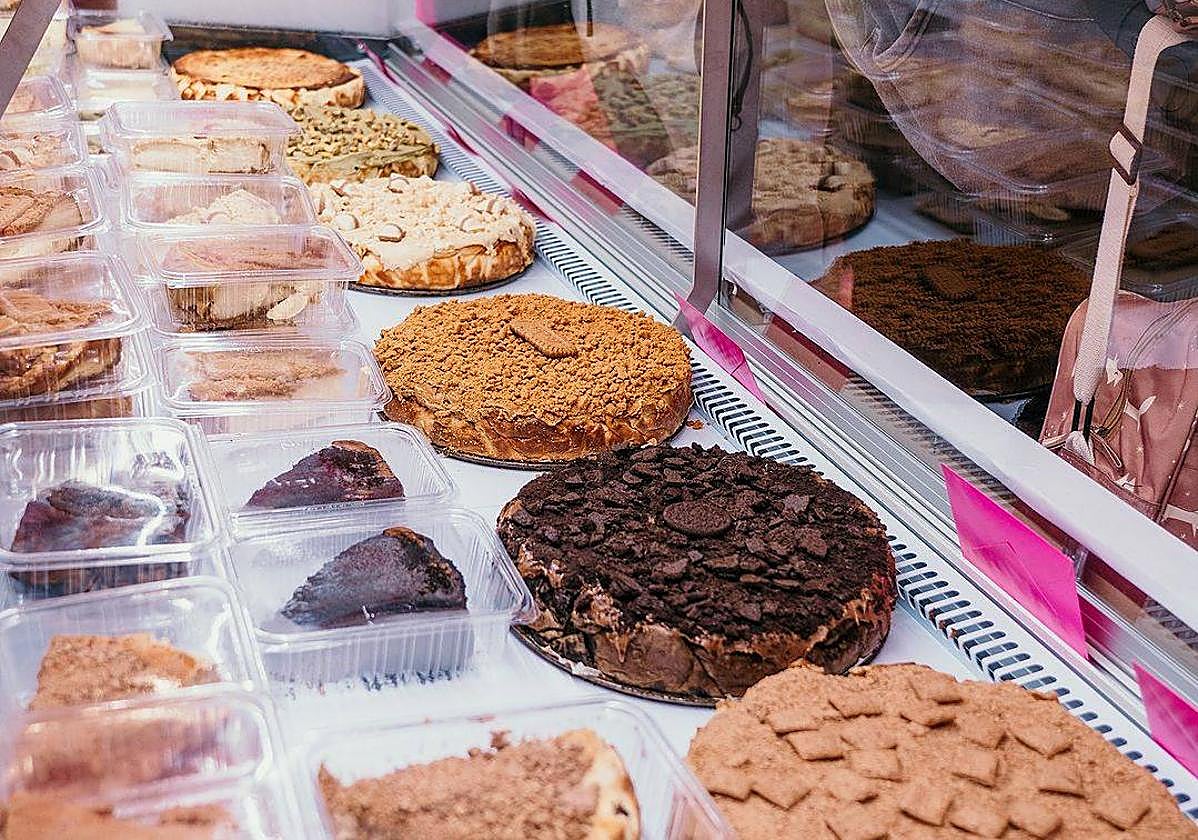 Vitrina del local con distintas tartas.