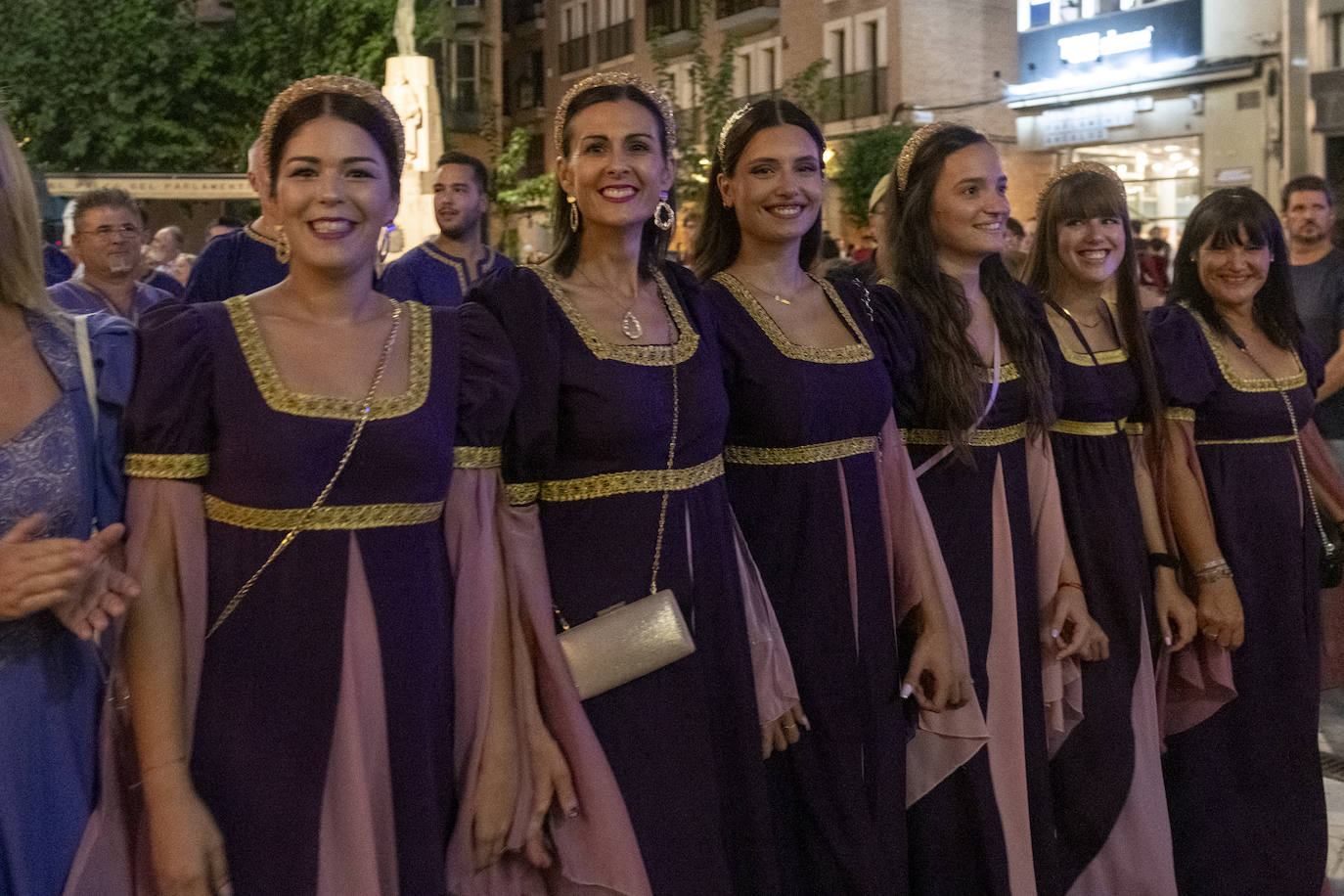 Las imágenes del pregón y el pasacalles de Moros y Cristianos