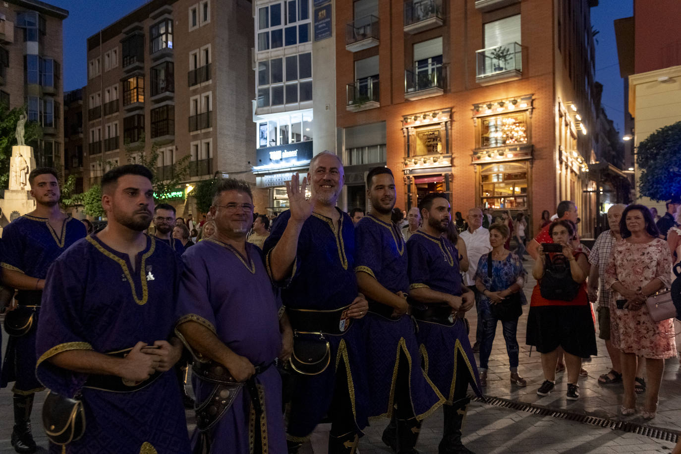 Las imágenes del pregón y el pasacalles de Moros y Cristianos