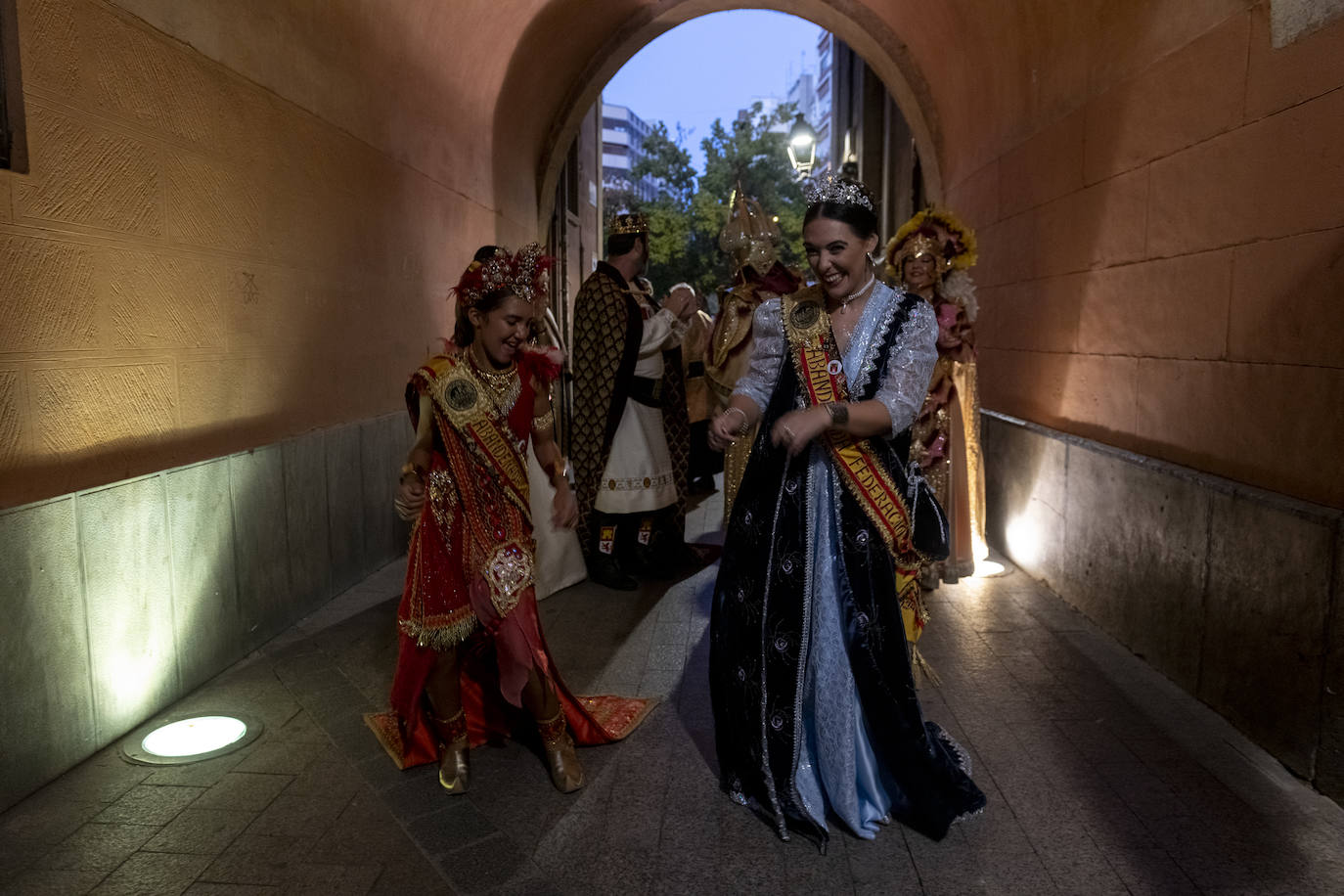 Las imágenes del pregón y el pasacalles de Moros y Cristianos