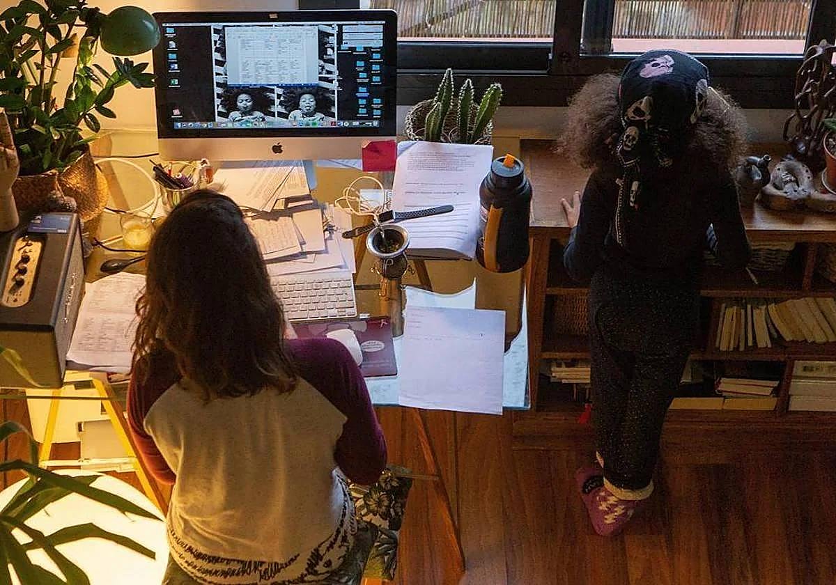 Una mujer trabaja desde casa.