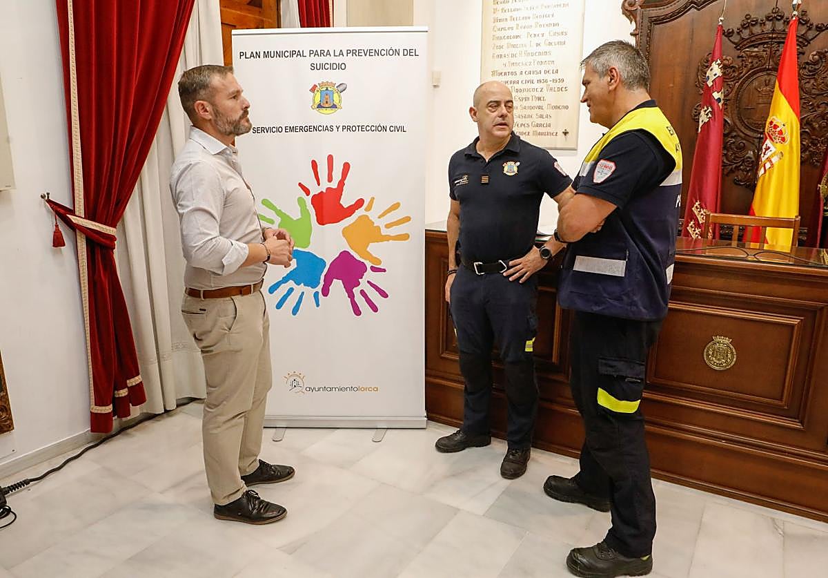 El concejal, el coordinador de Emergencias, Ricardo Villalba, y el psicólogo Antonio Varón en la presentación del plan local de prevención del suicidio.