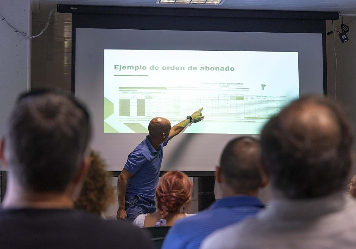 Un técnico de Arco Sur, durante la reunión informativa.