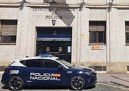 Un coche de la Policía Nacional delante de la Jefatura de Policía.