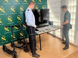 Objetos intervenidos por la banda a sus víctimas.