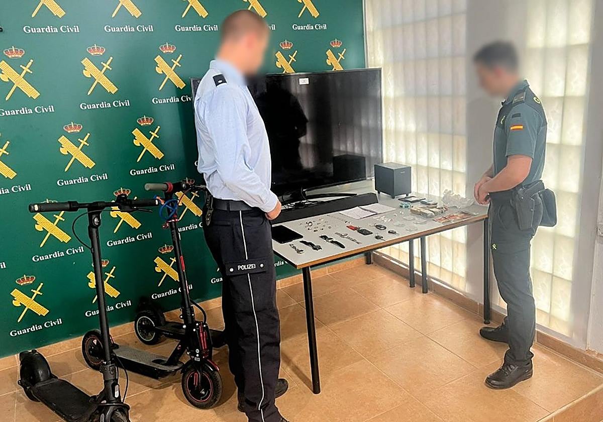 Objetos intervenidos por la banda a sus víctimas.