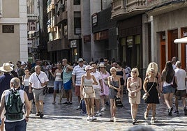 Turistas por el centro de Cartagena en una imagen de archivo.
