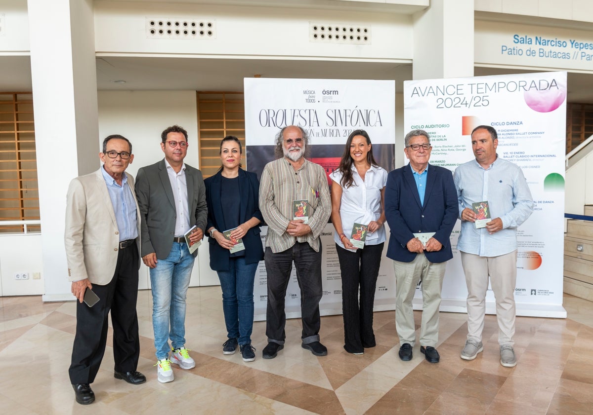 Imagen principal - La consejera de Cultura, Carmen Conesa, asistió este miércoles al ensayo de la Sinfónica regional.