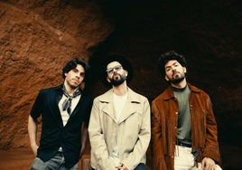 La banda formada por el batería Jaco Betanzos, el guitarrista y productor Xavi Road y el vocalista y cantautor Fito Robles.