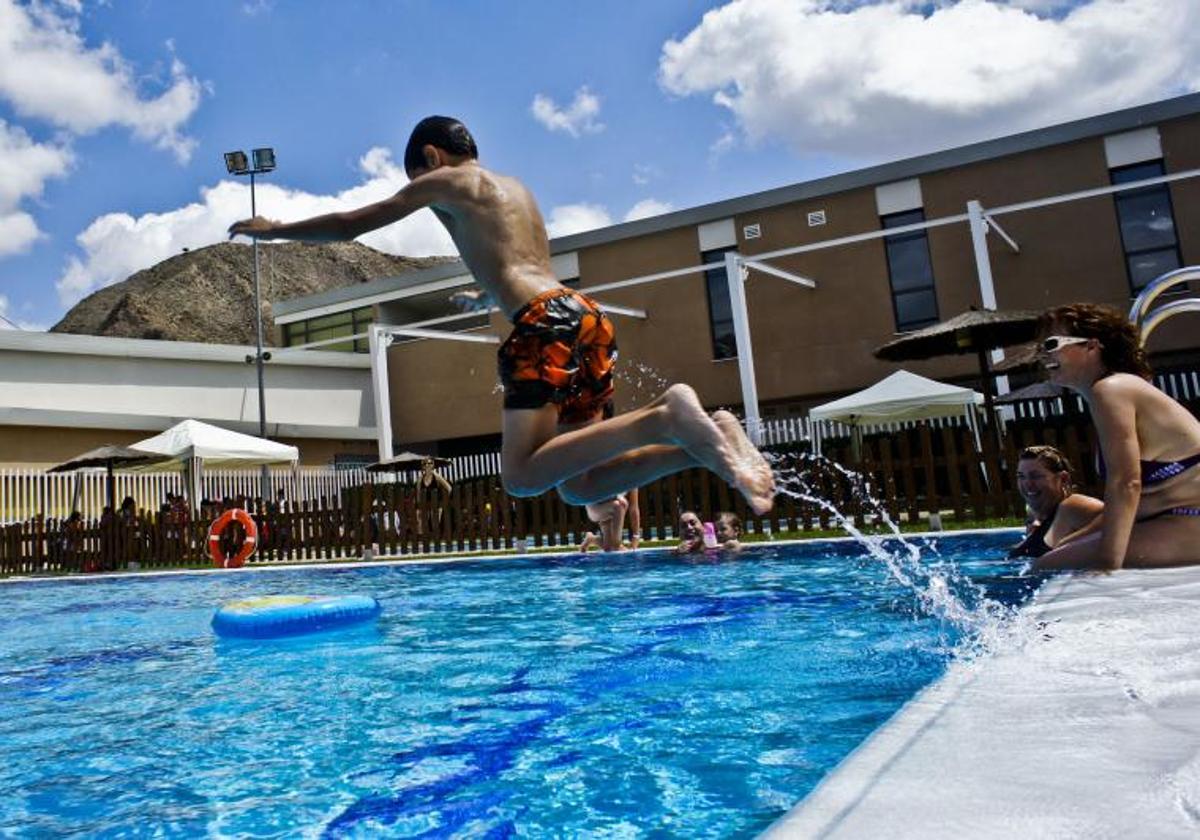 Un niño se da un chapuzón en la piscina exterior del Palacio del Agua.